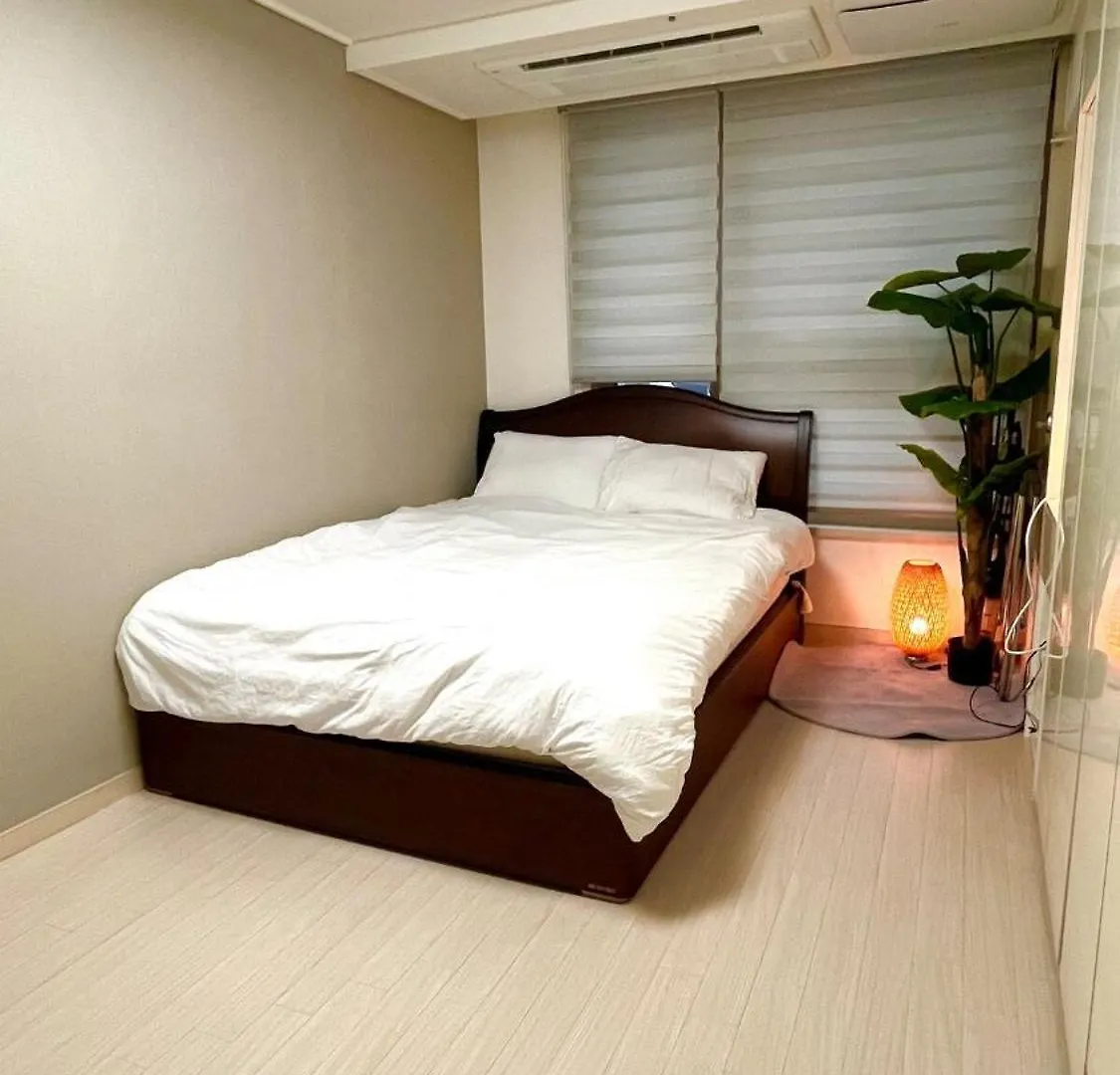 # Hotel Style # Cozy # Gangnam Plastic # Super Station Area # High-Rise City View # Airport Bus # Comfort In The City # Gangnam-Daero # Chromecast Soul